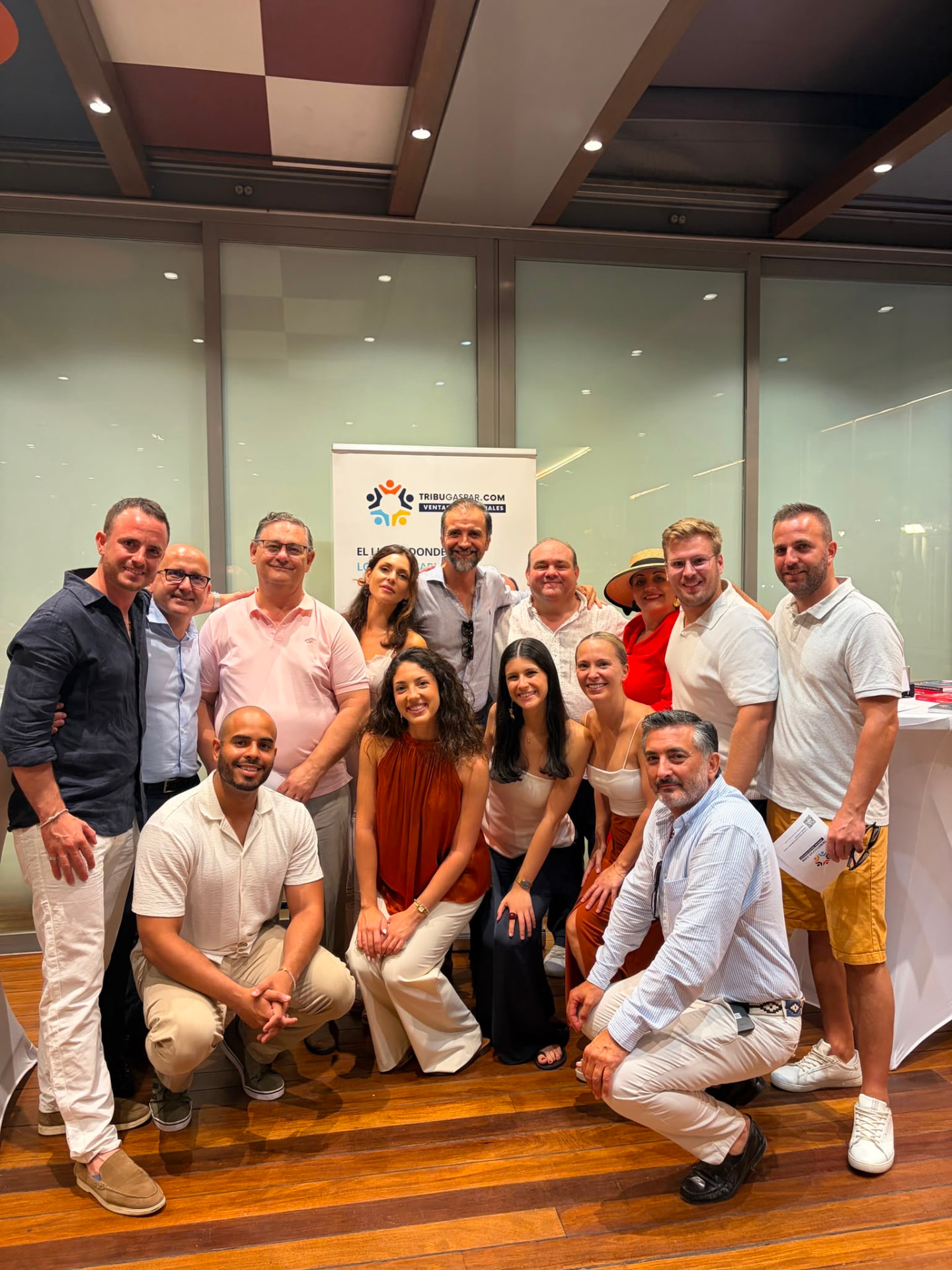 Miembros de Tribu reunidos al finalizar un encuentro